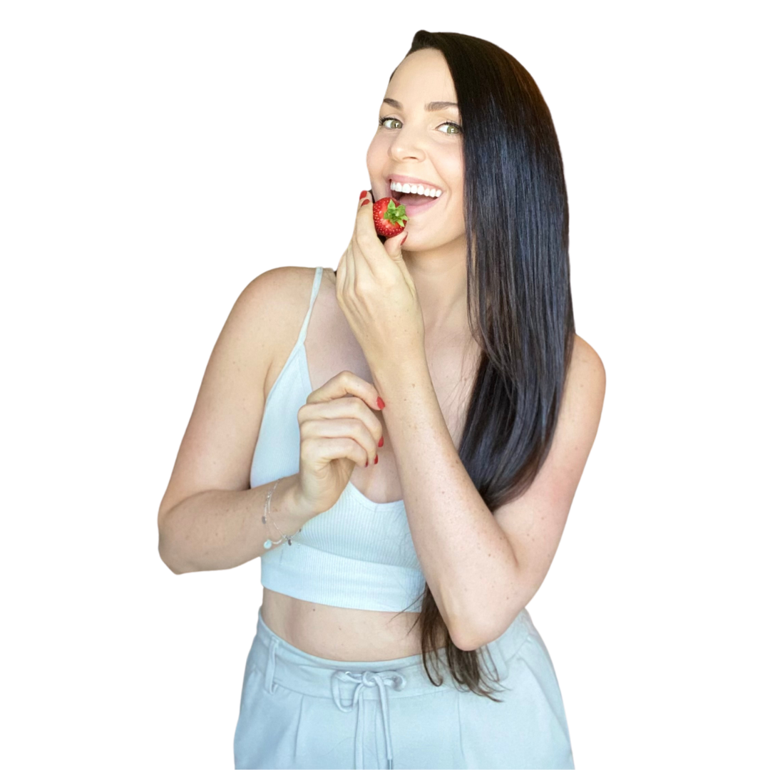 Bild vegane Ernährungsberaterin Jaqueline Freund mit Erdbeere in der Hand