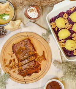 Veganes Weihnachtsessen mit veganem Braten, Klößen, Rotkohl und Schokocreme-Dessert