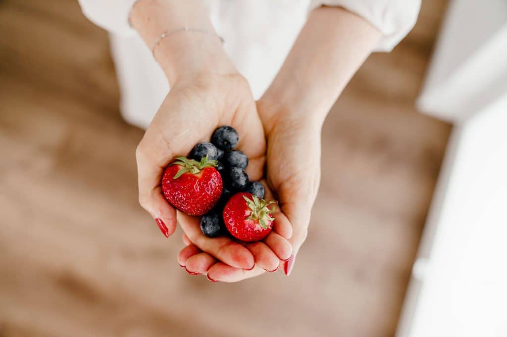 Hände mit Erdbeeren - vegane Ernährun