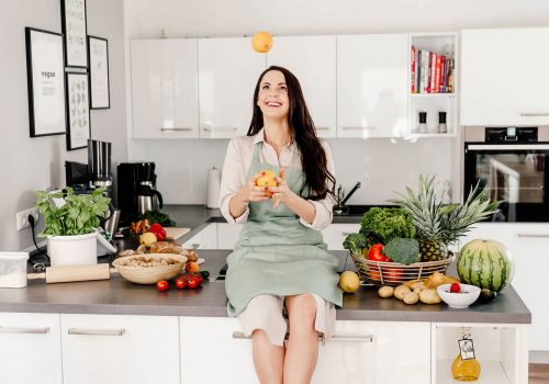 Bild von Jaqueline Freund vegane Ernährungsberatung für Mama und Kind mit Orangen